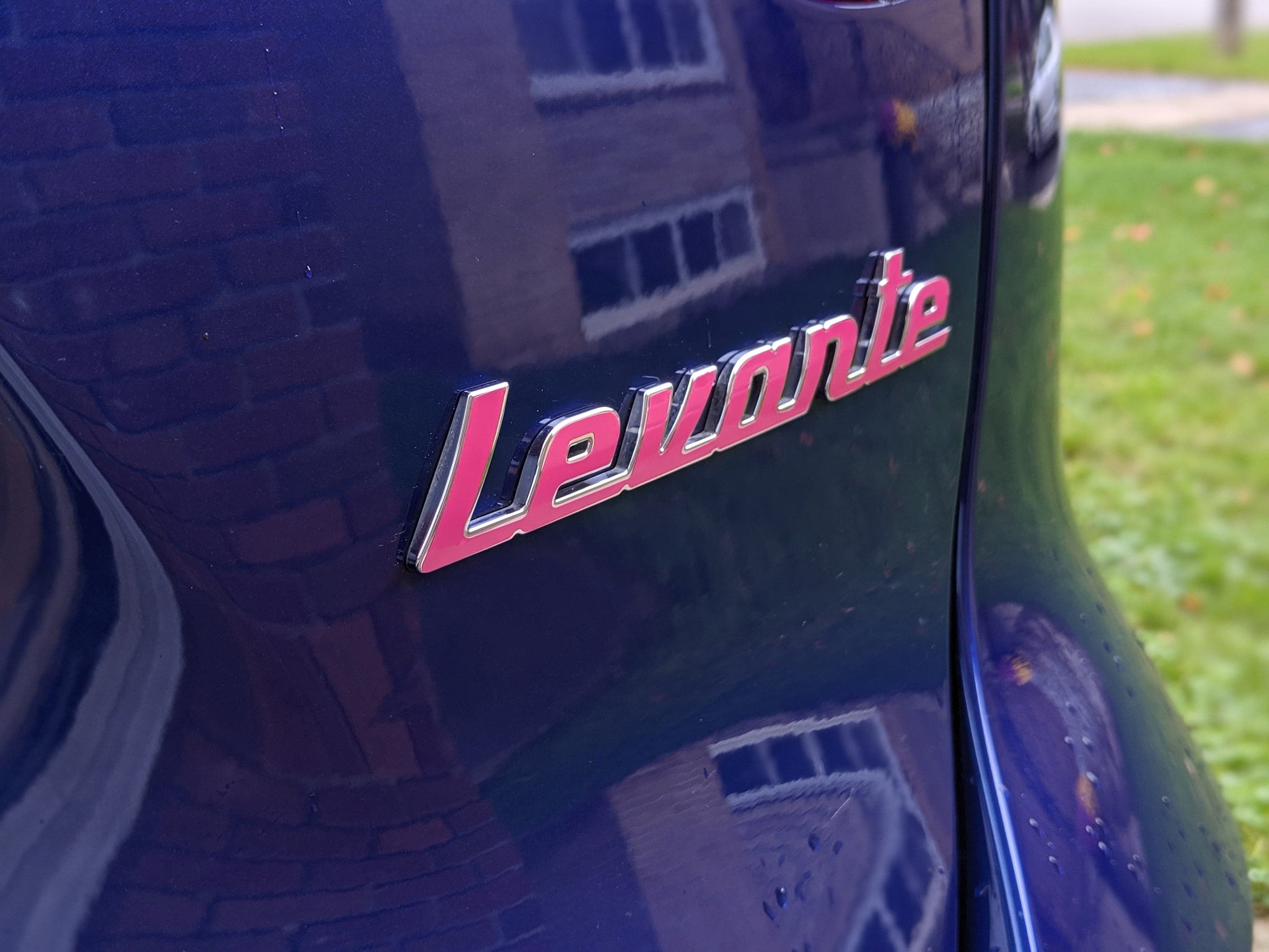 2017 (1ª Gen) Maserati Levante-Trasero Levante Emblema VinylMod Superposiciones